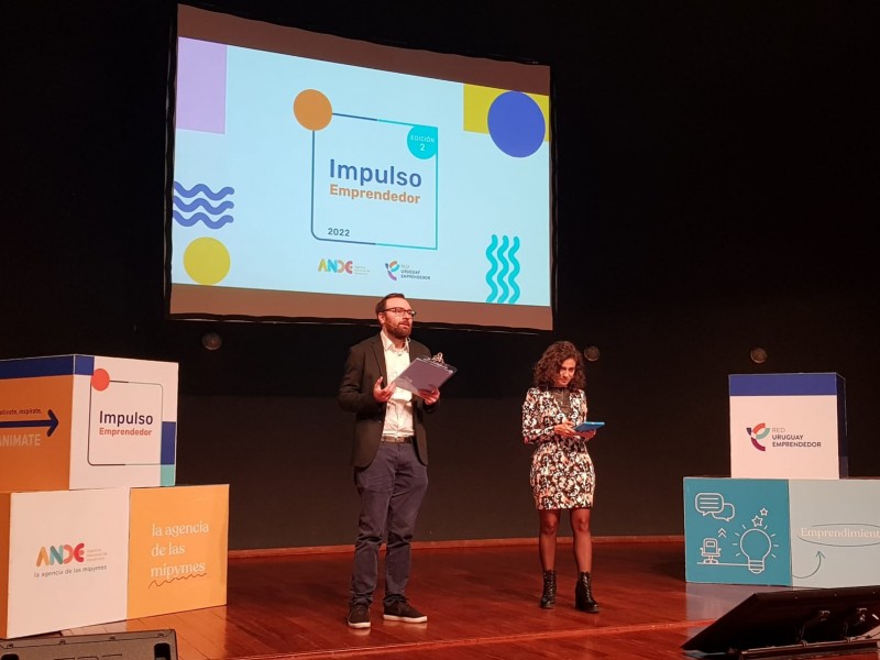 2_Ana_Laura_y_Bruno_presentando