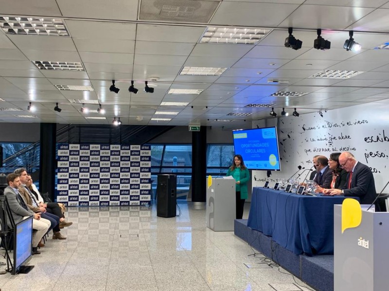 7_toma_general_de_costado_con_directores