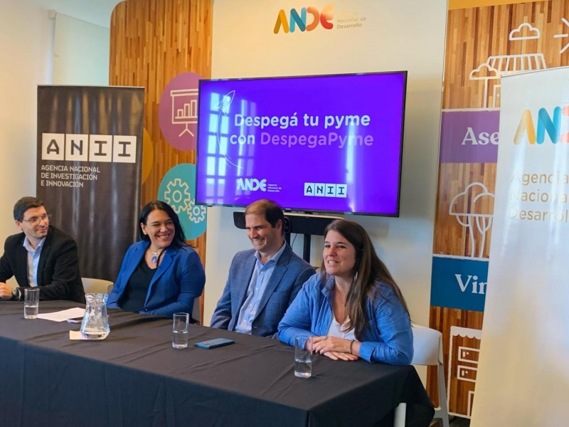 Mesa_autoridades_en_DespegaPyme