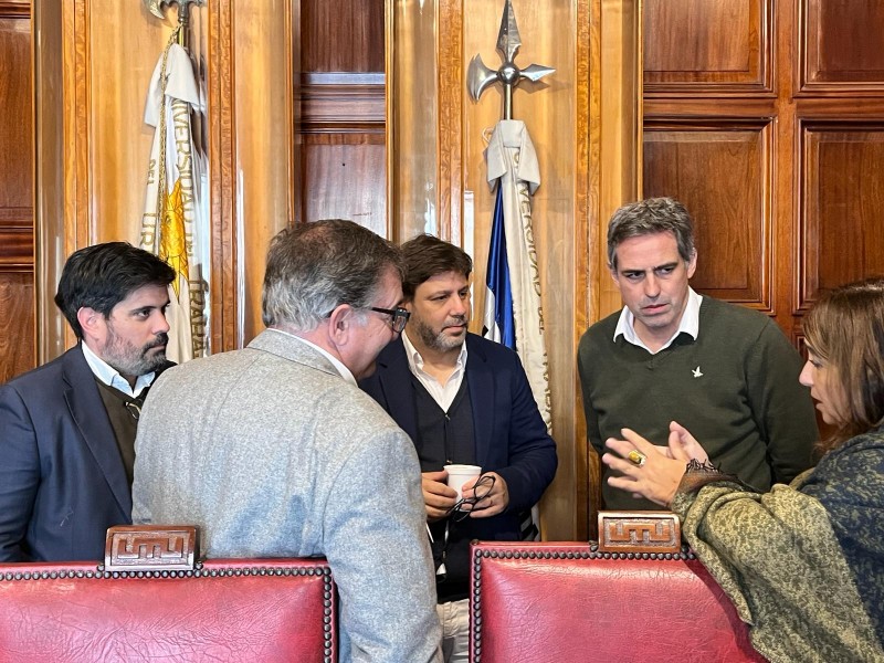 autoridades_conversando_1